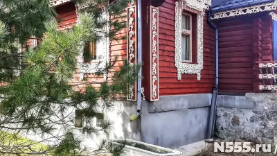 Большой бревенчатый дом со своим выходом к реке